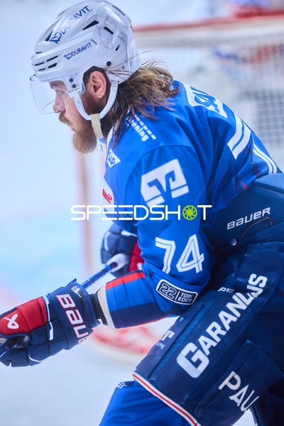 Spieler 74 von Adler Mannheim in Aktion