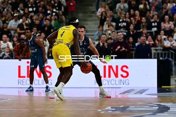 Spielaktion mit Ryan Mikesell (33; MLP Academics Heidelberg) und DJ Horne (0; MLP Academics Heidelberg)