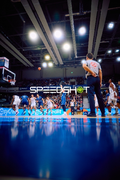 Spieler von MLP Academics Heidelberg macht einen Wurf zum Korb