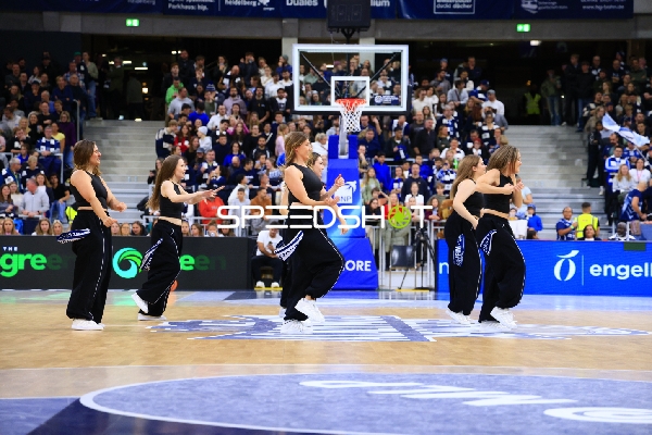 Cheerleader-Performance im SNP-Dome