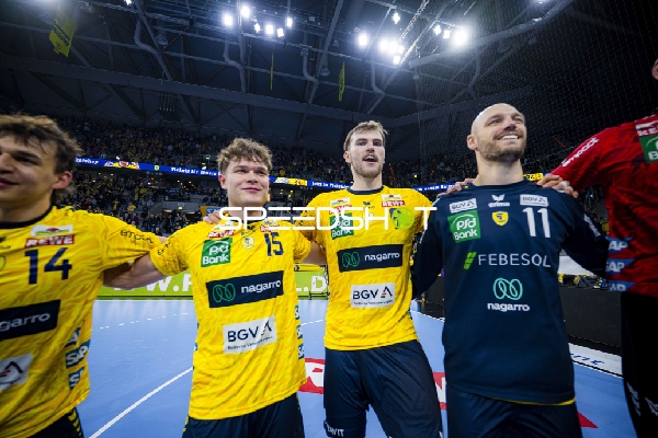 David More (15; Rhein Neckar Löwen) und Teamkollegen jubeln