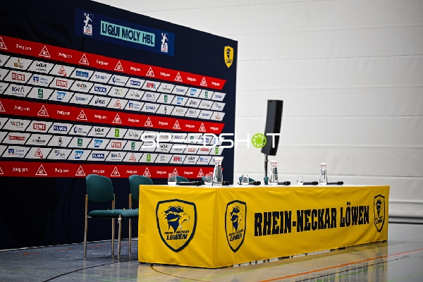 Pressekonferenz-Setup