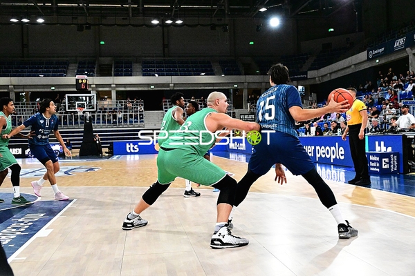 Direktes Duell um den Ball