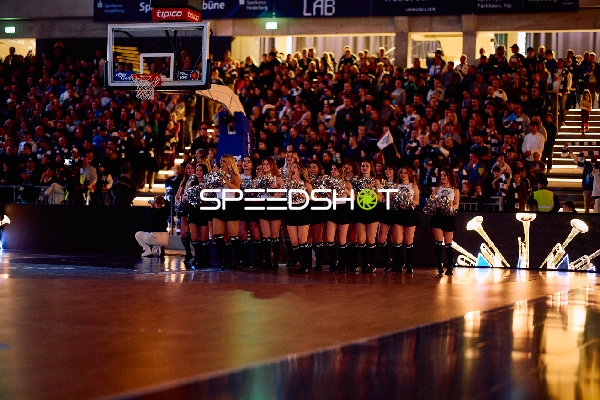 Cheerleader-Gruppe vor dem Spiel auf dem Feld