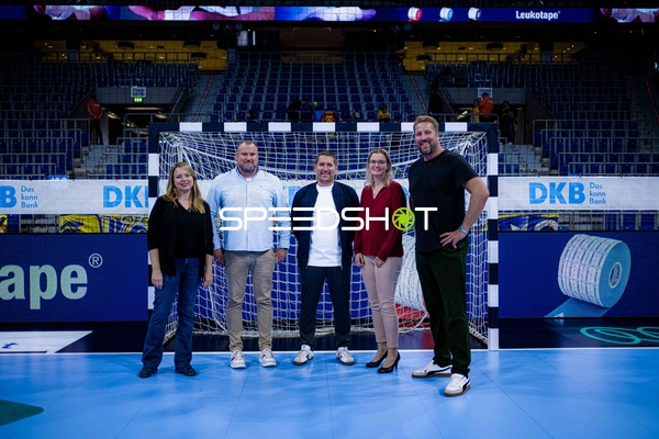 Gruppenfoto mit Holger Bachert (99; Rhein Neckar Löwen) und Oliver Roggisch (108; Rhein Neckar Löwen)