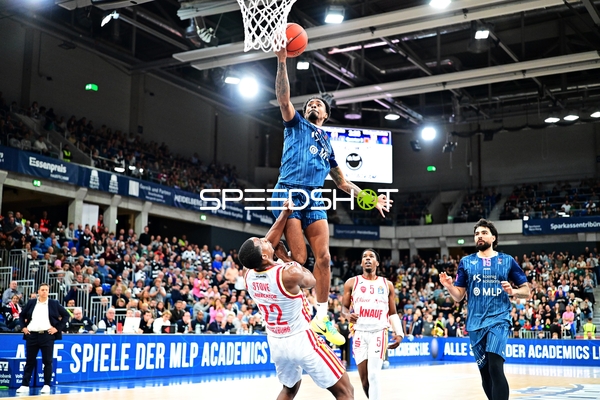 Spielszene mit Marcel Keßen (15; MLP Academics Heidelberg) und Marcus Carr (5; Würzburg Baskets)