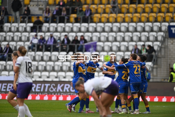 Spieler feiern Torerfolg