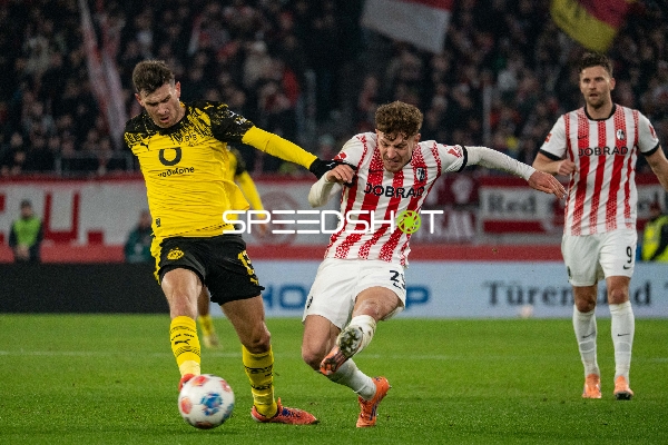 Zweikampf um den Ball