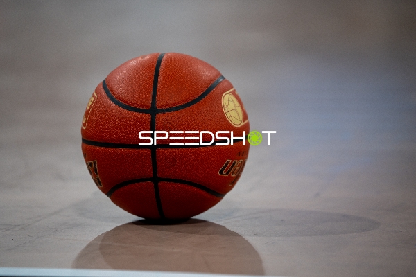 Basketball-Ball auf Spielfeld