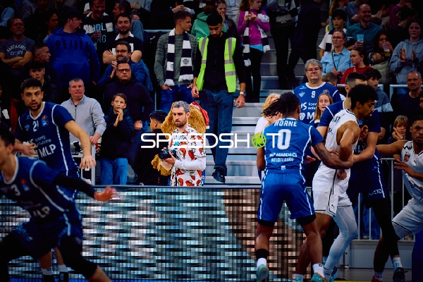 Zweikampf unter dem Korb