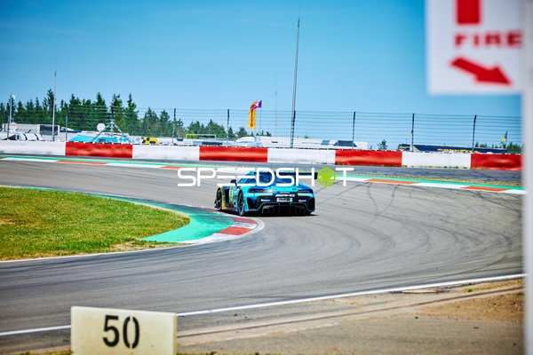 Rennfahrzeug auf der Rennstrecke