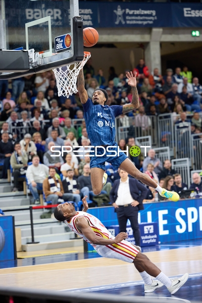 Michael Weathers (20; MLP Academics Heidelberg) mit spektakulärem Dunk