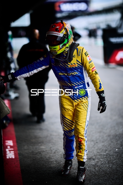 Fahrer in Rennanzug in der Boxengasse