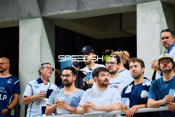 Zuschauer und DJ in Arena