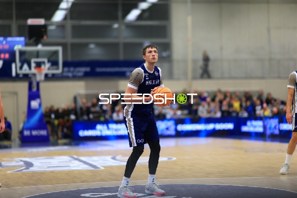 Ryan Mikesell (33; MLP Academics Heidelberg) mit Ball