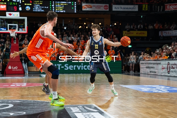 Bennet Hundt (33; Alba Berlin) mit Ball in Aktion