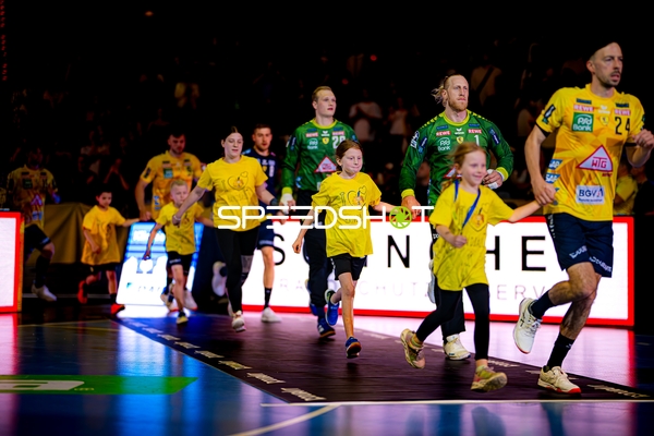 Spieler-Einlauf mit Kindern David Späth (29;Rhein Neckar Löwen), Mikael Appelgren (1;Rhein Neckar Löwen)
