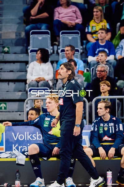 Trainer und Spieler der Rhein Neckar Löwen auf der Bank während des Spiels.