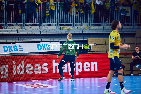 Der Spieler mit der Nummer 29 steht vor dem Tor.