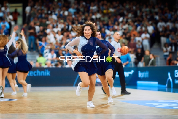 Cheerleader tanzen auf Court