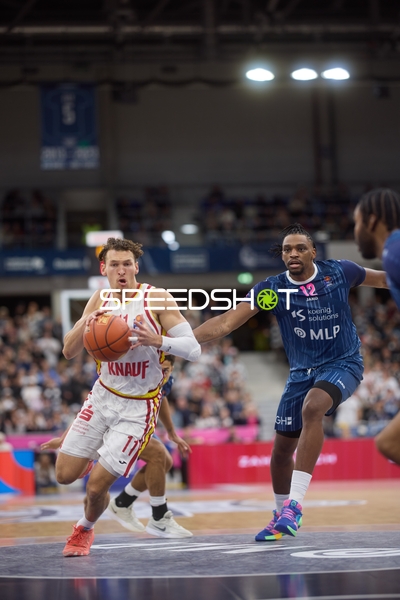 Spielszene mit Osun Osunniyi (12; MLP Academics Heidelberg) und Ben Shungu (11; Legia Warszawa)