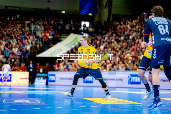 Ballbesitz Juri Knorr (10;Rhein Neckar Löwen) gegen 64; SG Flensburg Handewitt