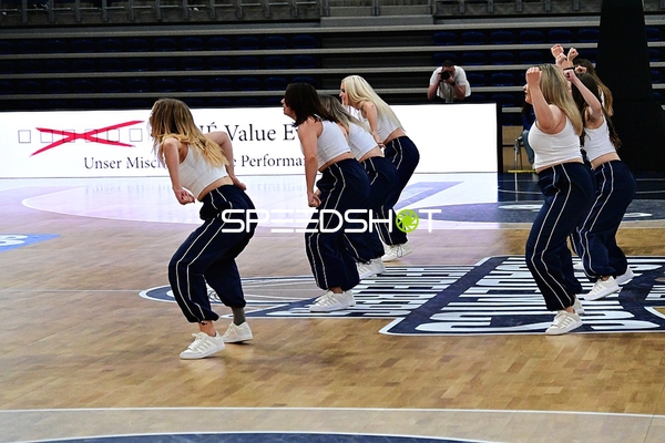 Cheerleader tanzen auf Court