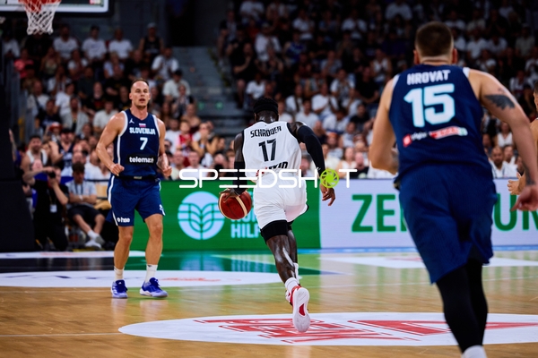 Dennis Schröder (17; Deutschland) im Zweikampf