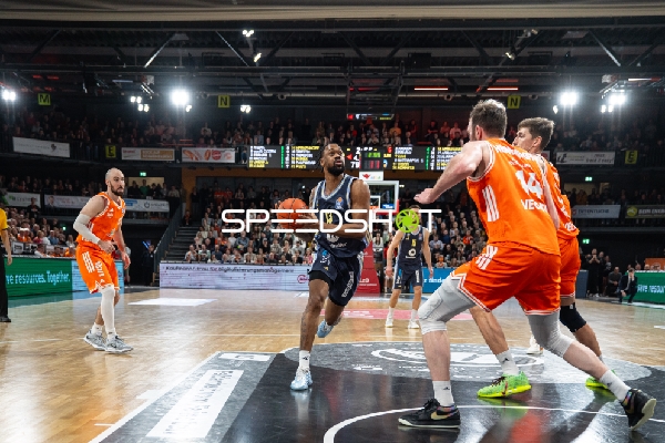 Jwan Roberts (13, Alba Berlin) mit Ball in Korbnähe