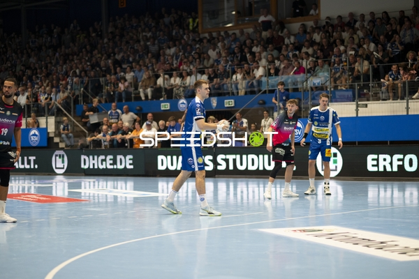 Oskar Joelsson (3; ThSV Eisenach) hält den Ball, Philipp Ahouansou (19; HSG Wetzlar) verteidigt