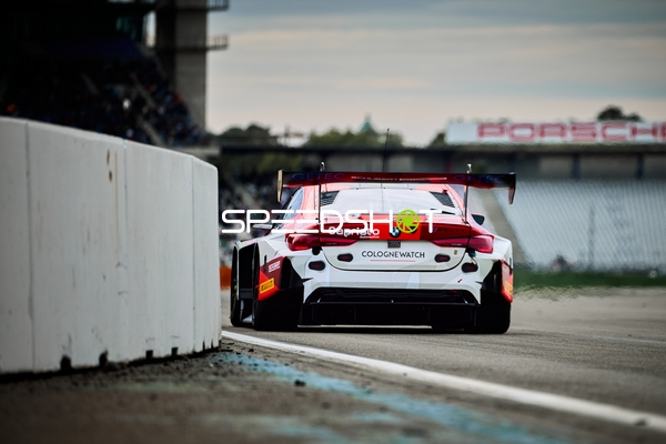 Rennfahrzeug auf der Rennstrecke