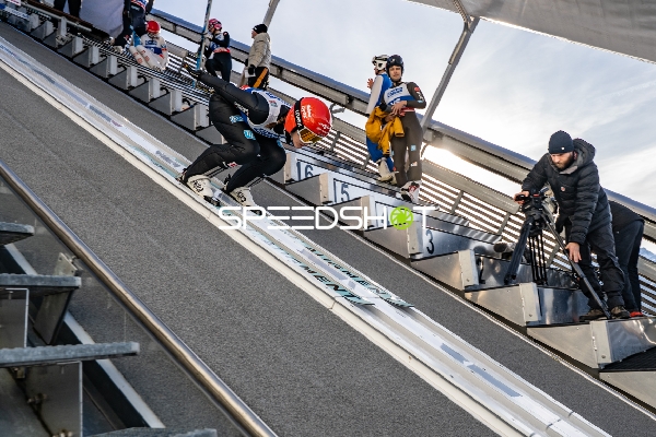 Two-Nights Tour Skispringen Damen Start