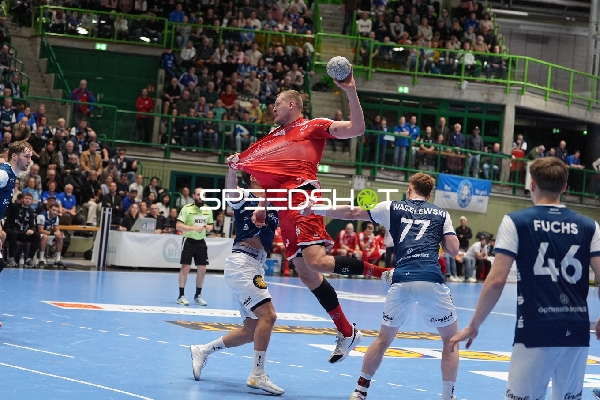 Dainis Krištopāns (10; MT Melsungen) und Gerdas Babarskas (14; Bergischer HC) in Aktion