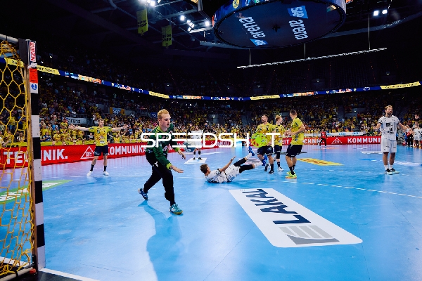 Ein Spieler von THW Kiel fällt auf den Boden, während David Späth von Rhein Neckar Löwen im Tor steht.