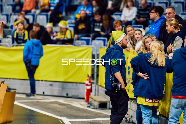 Zuschauer am Spielfeldrand