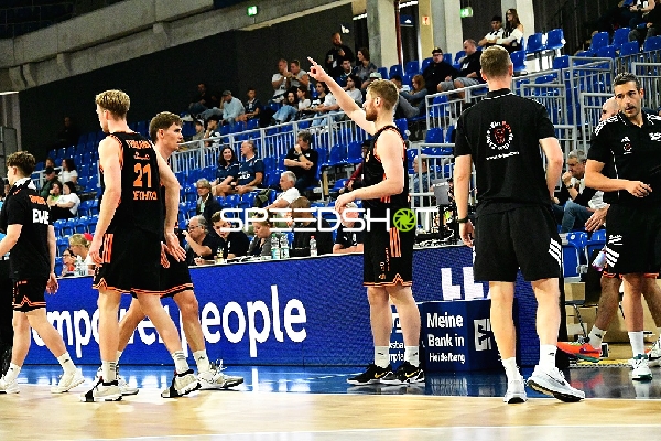 Spieler Lars Thiemann (21; Rasta Vechta) und Joschka Ferner (9; Rasta Vechta) auf Court