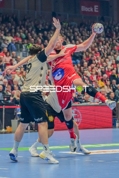 Szene mit Dainis Krištopāns (10; MT Melsungen) und 9; Bergischer HC