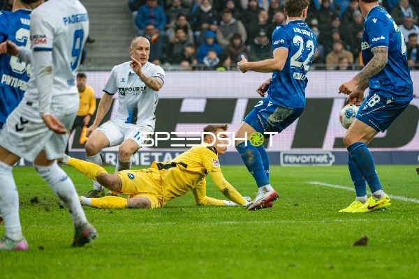 Aki Koch (18; Karlsruher SC) sichert den Ball