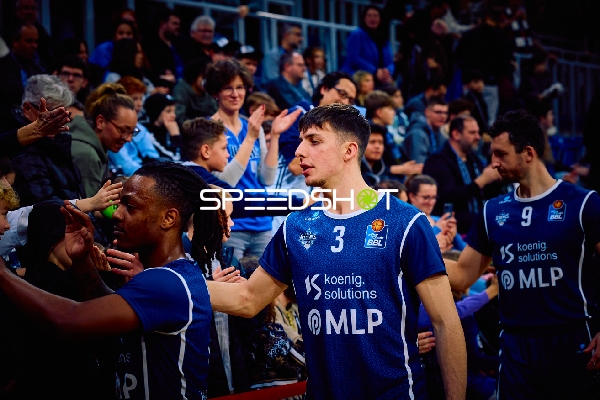 Spieler klatschen mit den Fans ab