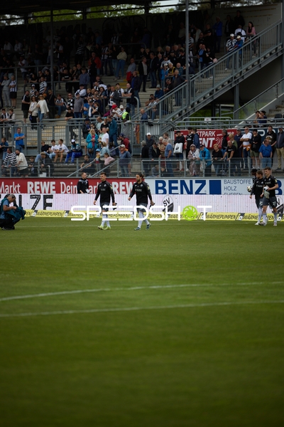 Spieler laufen Jonas Weik (31;SV Sandhausen), Dominic Baumann (28;SV Sandhausen), Diamant Lokaj (37;SV Sandhausen)