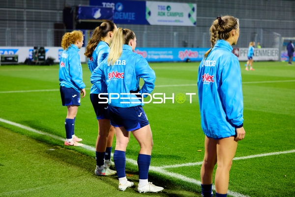 Spielerinnen am Spielfeldrand