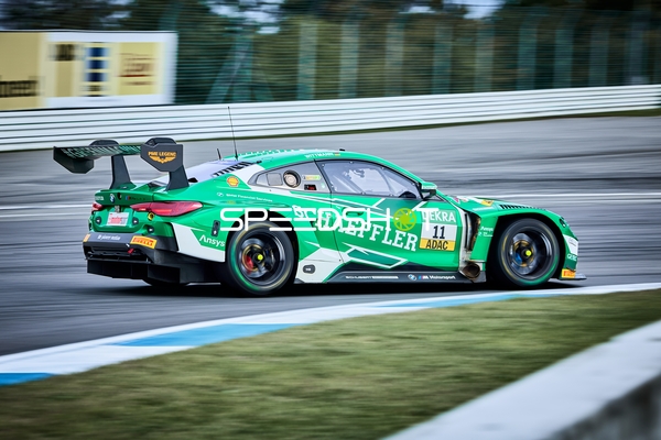 Rennfahrzeug auf der Rennstrecke