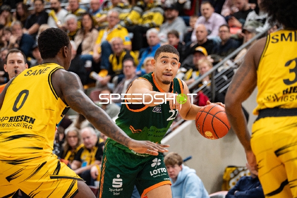 Szene mit Evans Rapieque (21; Gladiators Trier) und Gegnern