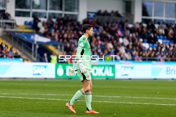 Torwart Lina Altenburg (12; Eintracht Frankfurt) in Aktion