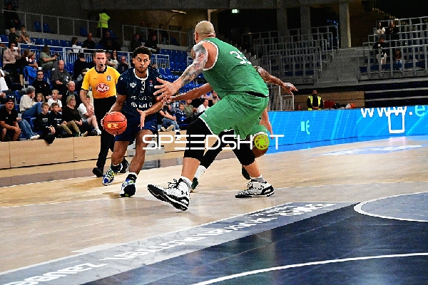 Kevin McClain (3; MLP) dribbelt gegen Maik Zirbes (33; Gladiators Trier)