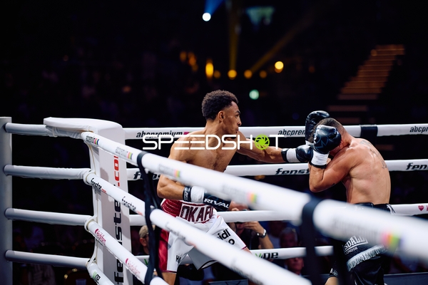 Alexander Okafor wirft Schlag