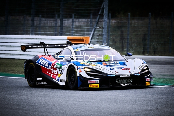 DTM Fahrzeug auf der Rennstrecke