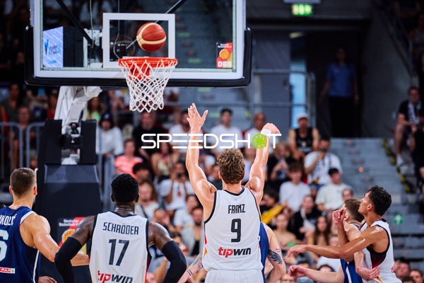 Franz Wagner (9; Deutschland) beim Freiwurf