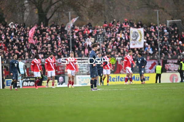 Spieler im Mittelfeld