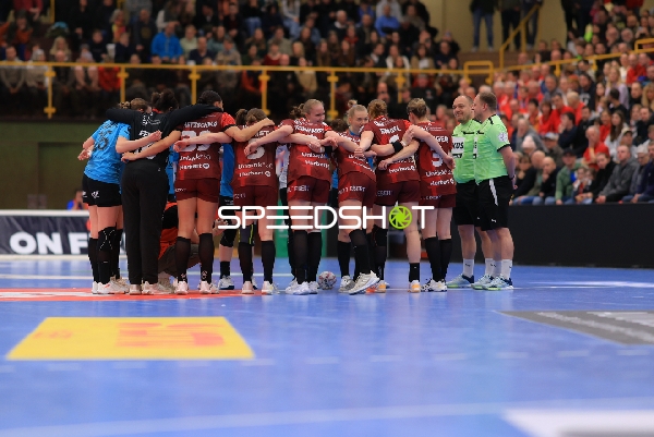 Gespräch zwischen Laura Kuske (11; Thüringer HC) und Lotta Heider (7; Thüringer HC)